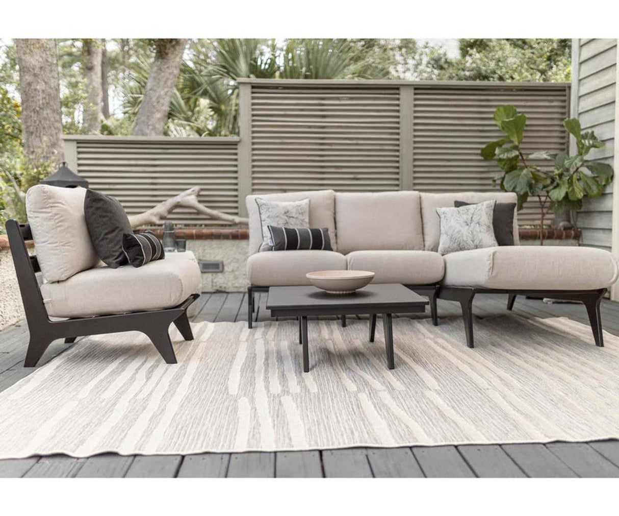Berlin Gardens Hartley Chaise with Holland Cushion - HACL3029 1